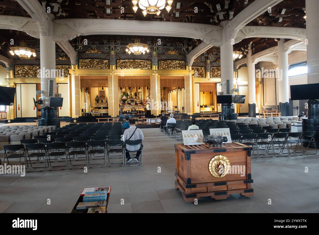 All'interno del Tsukiji Hongan-ji, tempio buddista a Tokyo, Giappone, Asia. Foto Stock