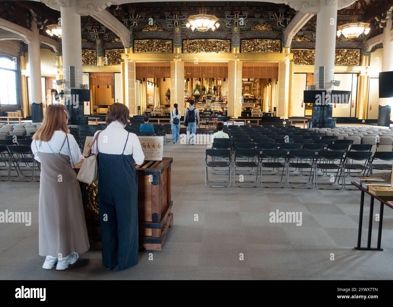 All'interno del Tsukiji Hongan-ji, tempio buddista a Tokyo, Giappone, Asia. Foto Stock