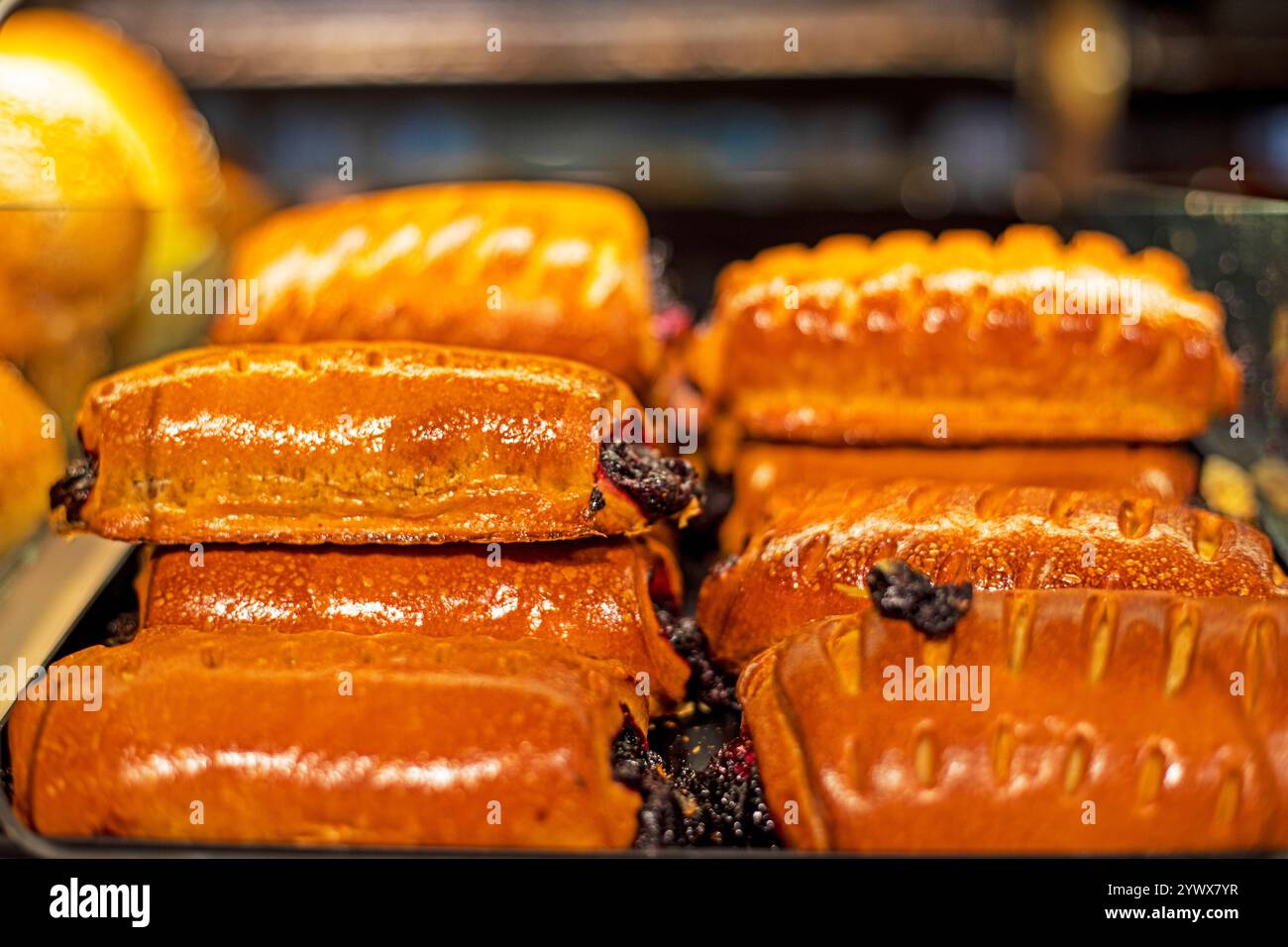 deliziosi panini dolci caldi sul bancone della panetteria. Alimentazione sana e dieta Foto Stock