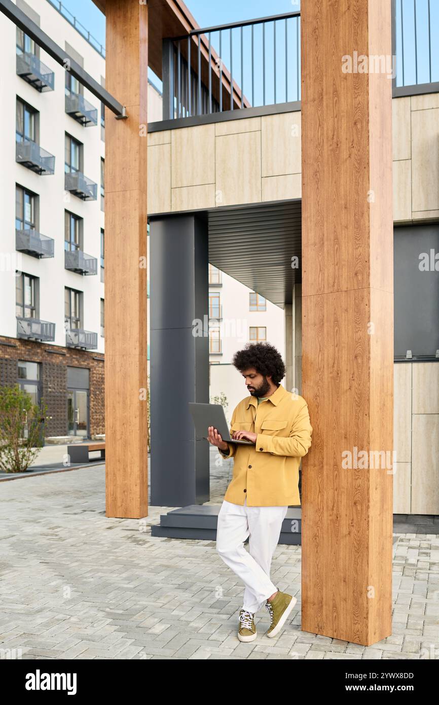 Esplorare l'ambiente urbano tenendo il tablet in mano Foto Stock