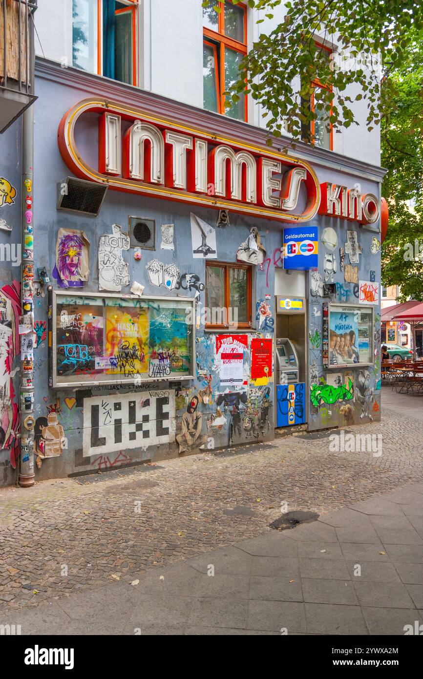 Berlino, Germania 5 agosto 2012. Esterno del cinema Intimes kino. Facciata ricoperta di graffiti del cinema Art-House, fondato nel 1909 in un piccolo negozio. Foto Stock