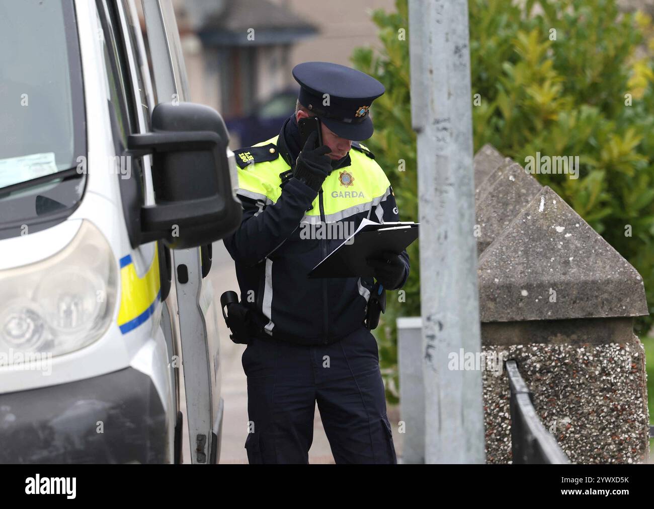 Un agente del Garda si trova vicino ad una proprietà in Beechwood Drive a Drogheda, dove la polizia sta effettuando una ricerca forense in relazione alla scomparsa di Kyran Durnin, dalla Co Louth. Un uomo è stato arrestato con l'accusa di omicidio dello scolaro irlandese. Giovedì gli agenti hanno lanciato perquisizioni in due case a Drogheda con l'obiettivo di scoprire qualsiasi prova che possa rivelare dove si trova Kyran o cosa gli è successo. Data foto: Giovedì 12 dicembre 2024. Foto Stock