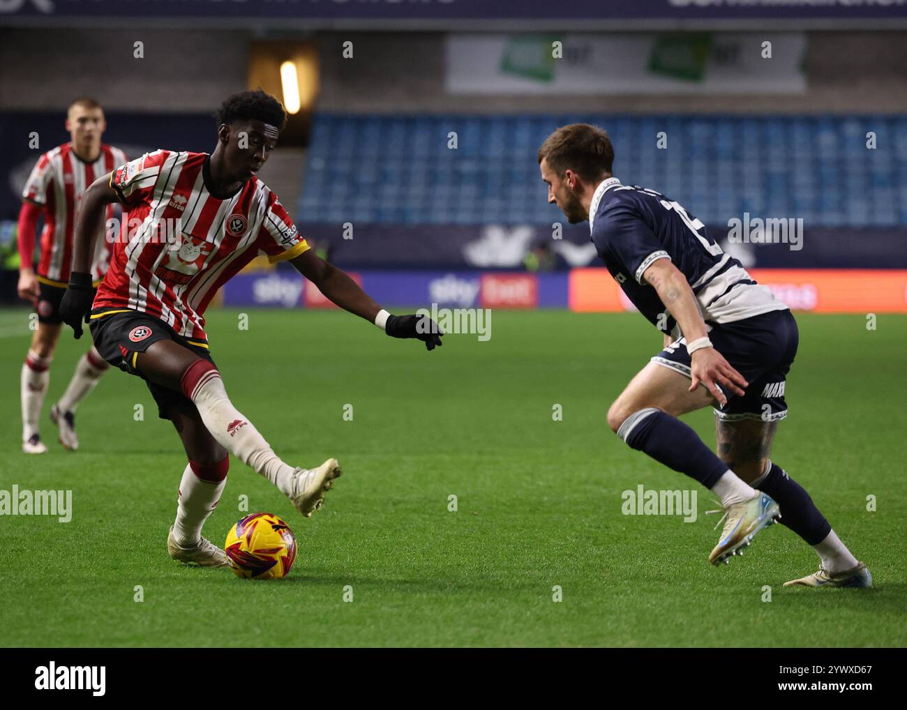 Londra, Regno Unito. 11 dicembre 2024. Jesuran Rak-Sakyi di Sheffield si è Unito con la palla davanti a Daniel Kelly di Millwall durante il match per lo Sky Bet Championship al Den, Londra. Il credito per immagini dovrebbe essere: Paul Terry/Sportimage Credit: Sportimage Ltd/Alamy Live News Foto Stock