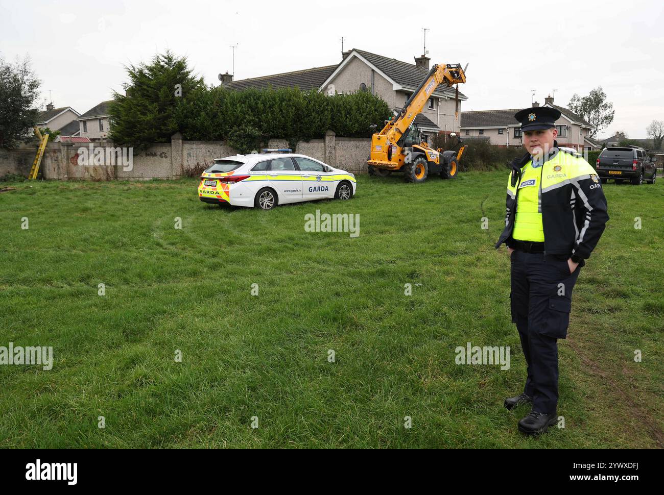 Un agente del Garda si trova vicino ad una proprietà in Beechwood Drive a Drogheda, dove la polizia sta effettuando una ricerca forense in relazione alla scomparsa di Kyran Durnin, dalla Co Louth. Un uomo è stato arrestato con l'accusa di omicidio dello scolaro irlandese. Giovedì gli agenti hanno lanciato perquisizioni in due case a Drogheda con l'obiettivo di scoprire qualsiasi prova che possa rivelare dove si trova Kyran o cosa gli è successo. Data foto: Giovedì 12 dicembre 2024. Foto Stock