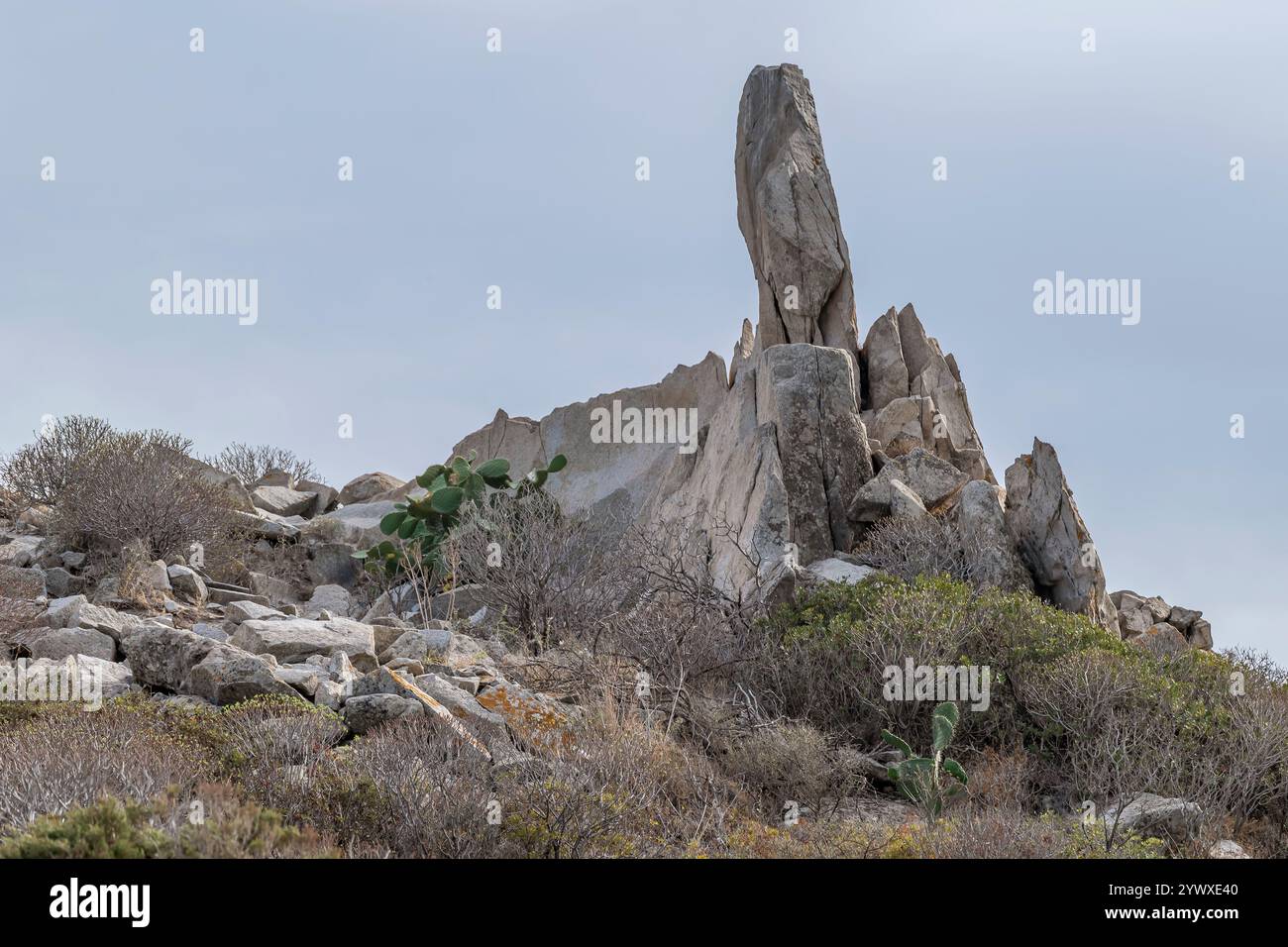 Lo sperone roccioso che domina la spiaggia di Punta Molentis, Villasimius, Italia Foto Stock