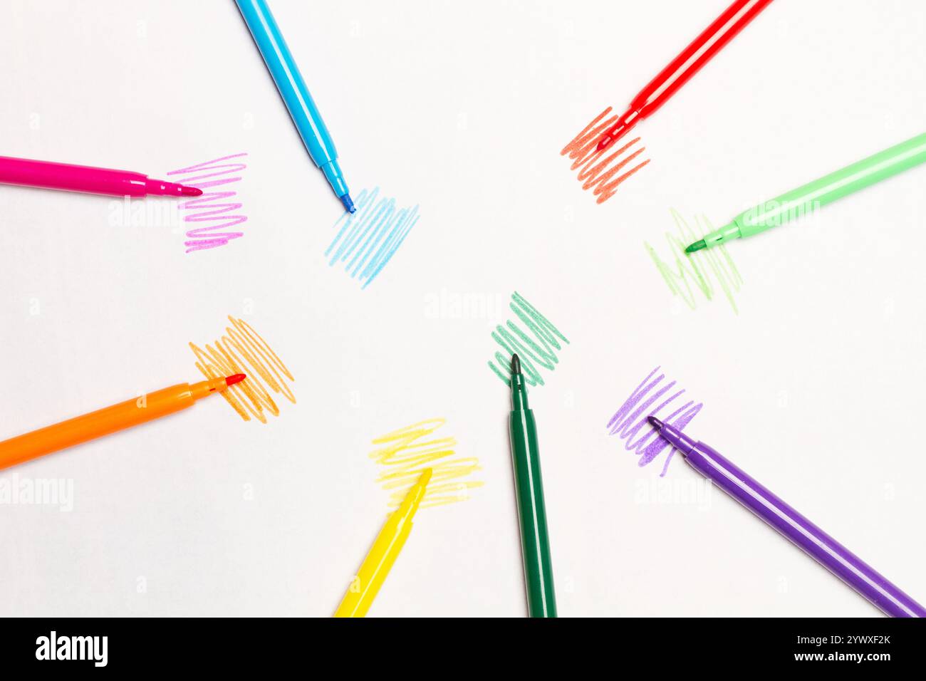 Marcatori colorati su sfondo bianco con linee colorate e spazio di copia Foto Stock