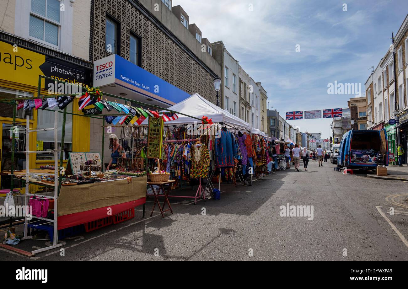 Londra - 17 06 2022: Mercato di Portobello Road con bancarelle di abbigliamento Foto Stock