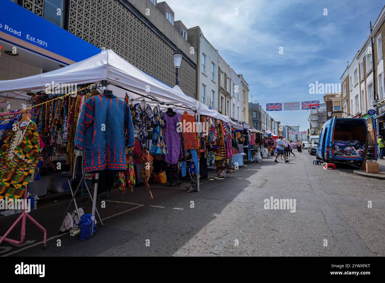 Londra - 06 17 2022: Bancarelle di abbigliamento al mercato di Portobello Road Foto Stock