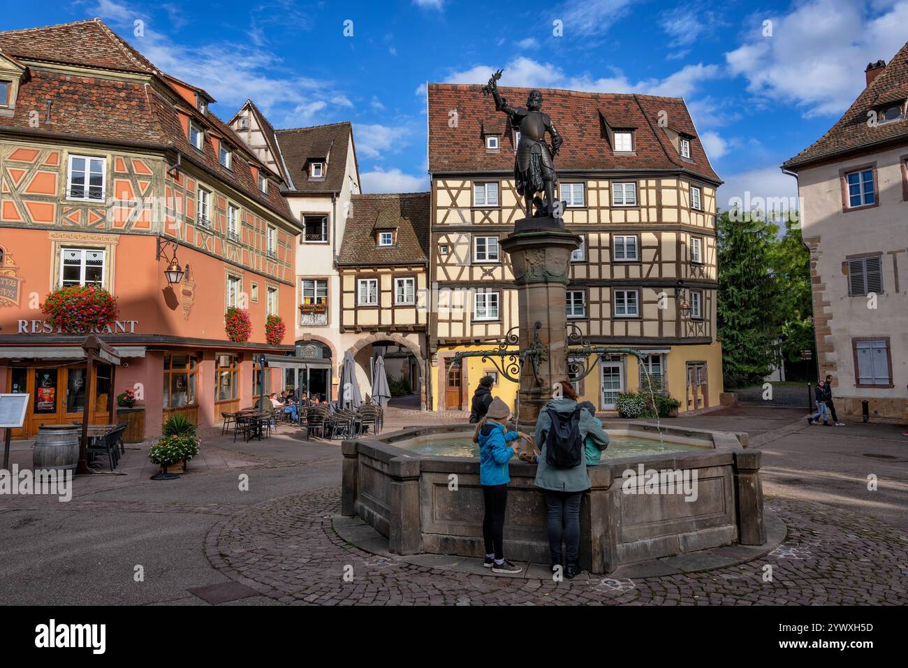 Città vecchia nella città di Colmar in Alsazia, Francia. Statua di Lazare Schwendi in Place de l'Ancienne Douane. Foto Stock