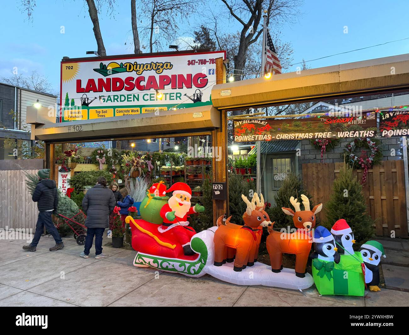 Il Garden Center vende alberi di Natale durante le festività natalizie nel quartiere di Kensington, Brooklyn, New York. Foto Stock