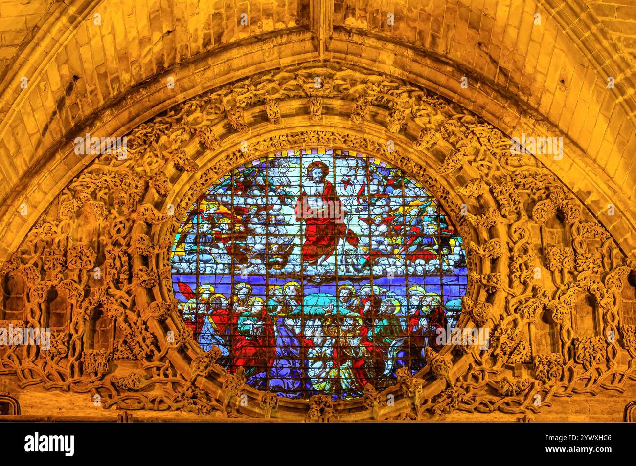 Siviglia, Spagna - 17 ottobre 2024: Lucernario in vetro colorato a tema cristiano all'interno della cattedrale cattolica. Foto Stock