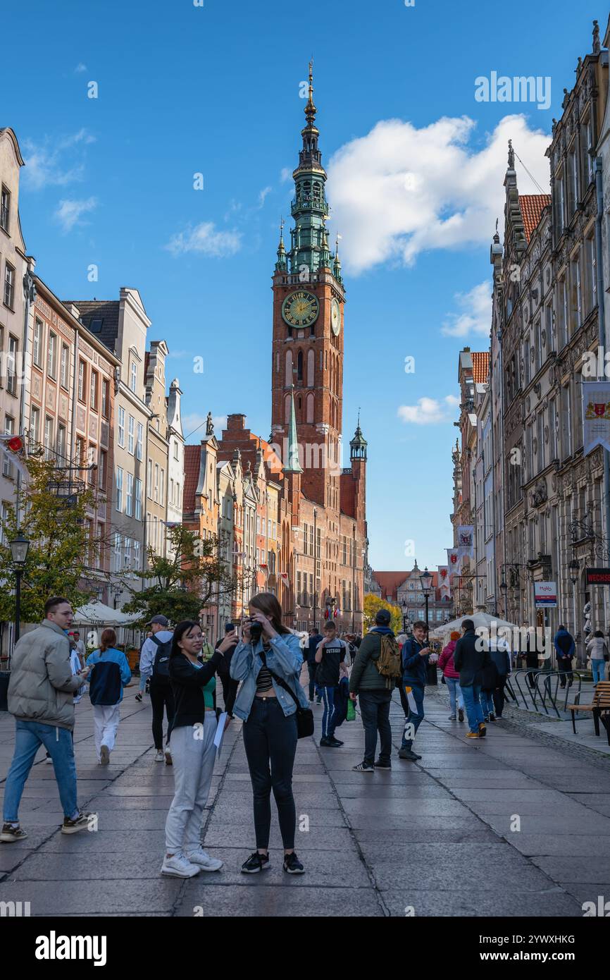 Città di Danzica in Polonia. Persone su Long Street (Ulica Długa), parte della strada reale, vista sull'edificio del municipio principale. Foto Stock