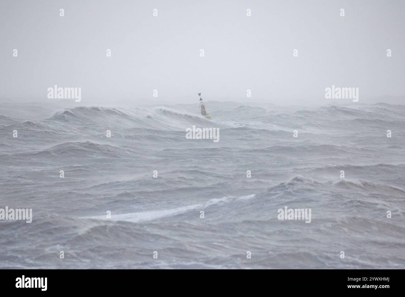 Tempesta di Porthcawl, il fronte mare viene colpito dalle onde Foto Stock