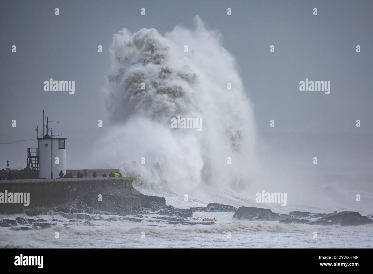 Tempesta di Porthcawl, il fronte mare viene colpito dalle onde Foto Stock