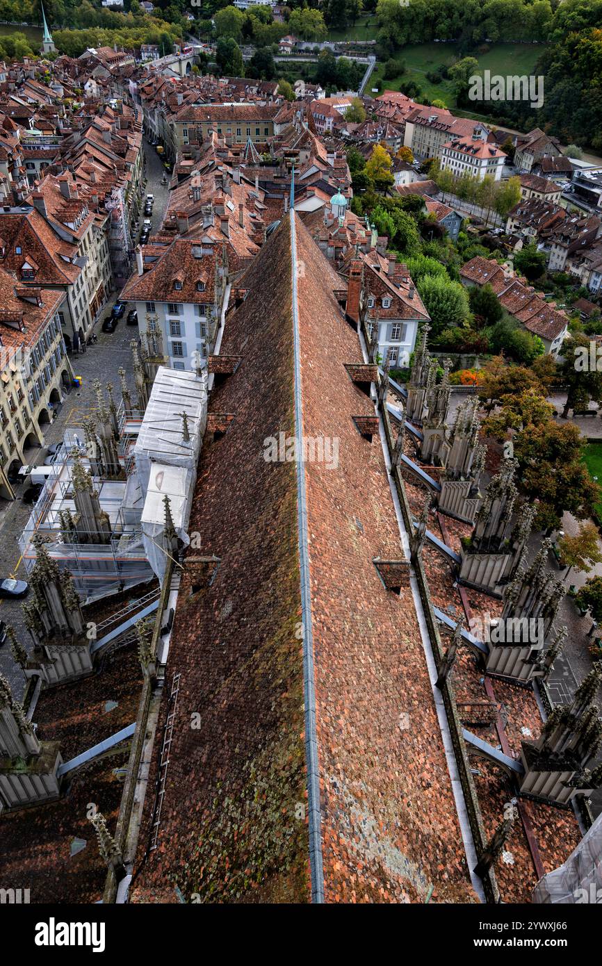 Berna, Svizzera - città vecchia con la cattedrale di Berna (Berner Munster) dal tetto inclinato. Foto Stock