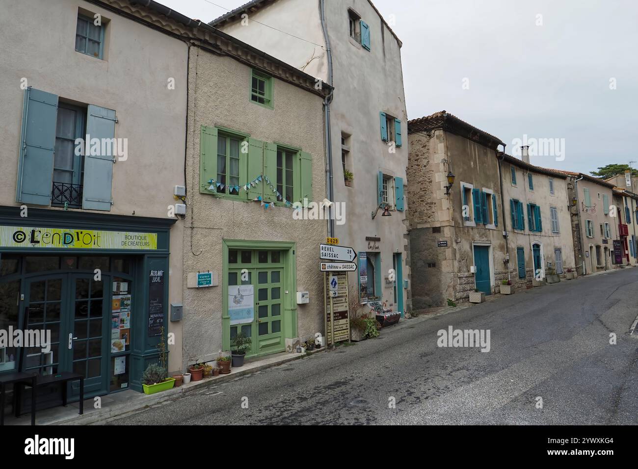 Colorate vetrine di negozi a Montolieu Book and Arts Village, Aude, Francia, Europa Foto Stock