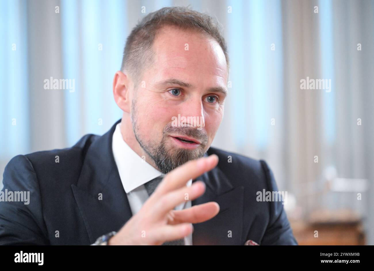 PRODUZIONE - 11 dicembre 2024, Baden-Württemberg, Künzelsau: Benjamin Würth, registrato durante un'intervista dpa nell'ufficio della sede del gruppo. Foto: Bernd Weißbrod/dpa Foto Stock