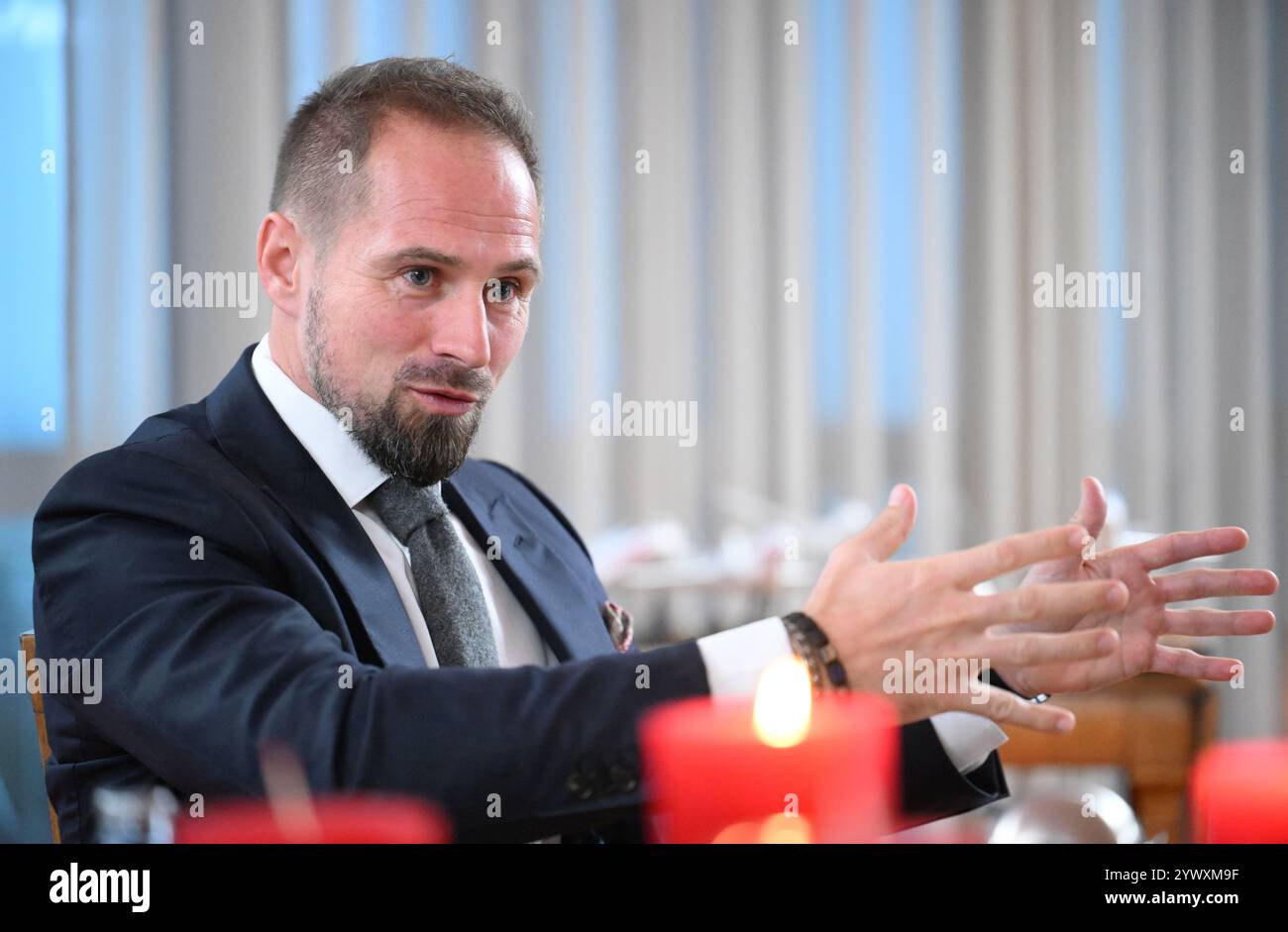 PRODUZIONE - 11 dicembre 2024, Baden-Württemberg, Künzelsau: Benjamin Würth, registrato durante un'intervista dpa nell'ufficio della sede del gruppo. Foto: Bernd Weißbrod/dpa Foto Stock