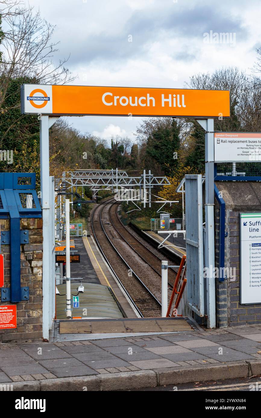 Stazione ferroviaria di Crouch Hill sulla Suffragette Line (ex Barking Line) a North Islington, Londra, Regno Unito Foto Stock