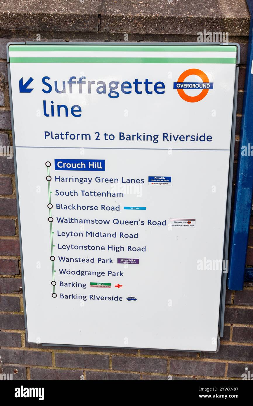 Cartello fuori dalla stazione ferroviaria di Crouch Hill sulla Suffragette Line (ex Barking Line) a North Islington, Londra, Regno Unito Foto Stock