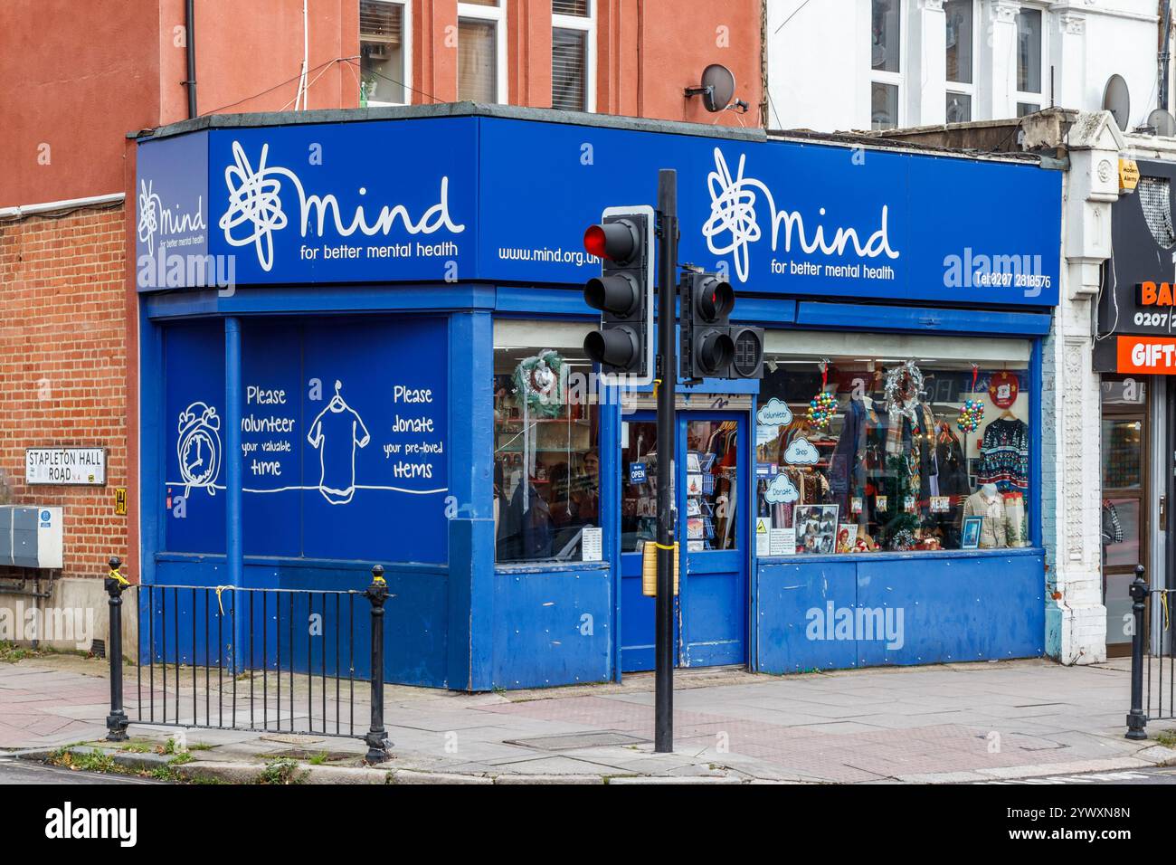 Un negozio di beneficenza Mind all'angolo tra Stapleton Hall Road e Stroud Green Road a Haringey, Londra, Regno Unito Foto Stock
