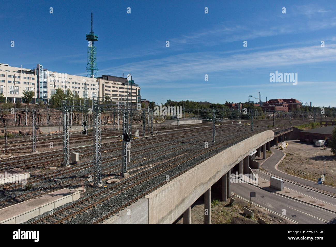 Binari ferroviari in estate soleggiata, Pasila, Helsinki, Finlandia. Foto Stock