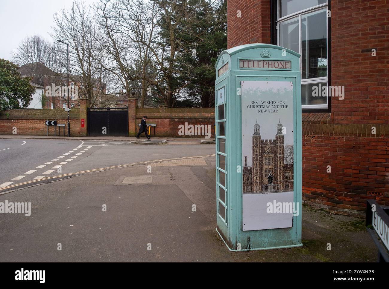 Eton, Windsor, Regno Unito. 12 dicembre 2024. Un saluto di Natale sulla biblioteca della comunità di Eton College. I ragazzi di Eton si separano per le vacanze scolastiche di Natale più tardi. Crediti: Maureen McLean/Alamy Live News Foto Stock