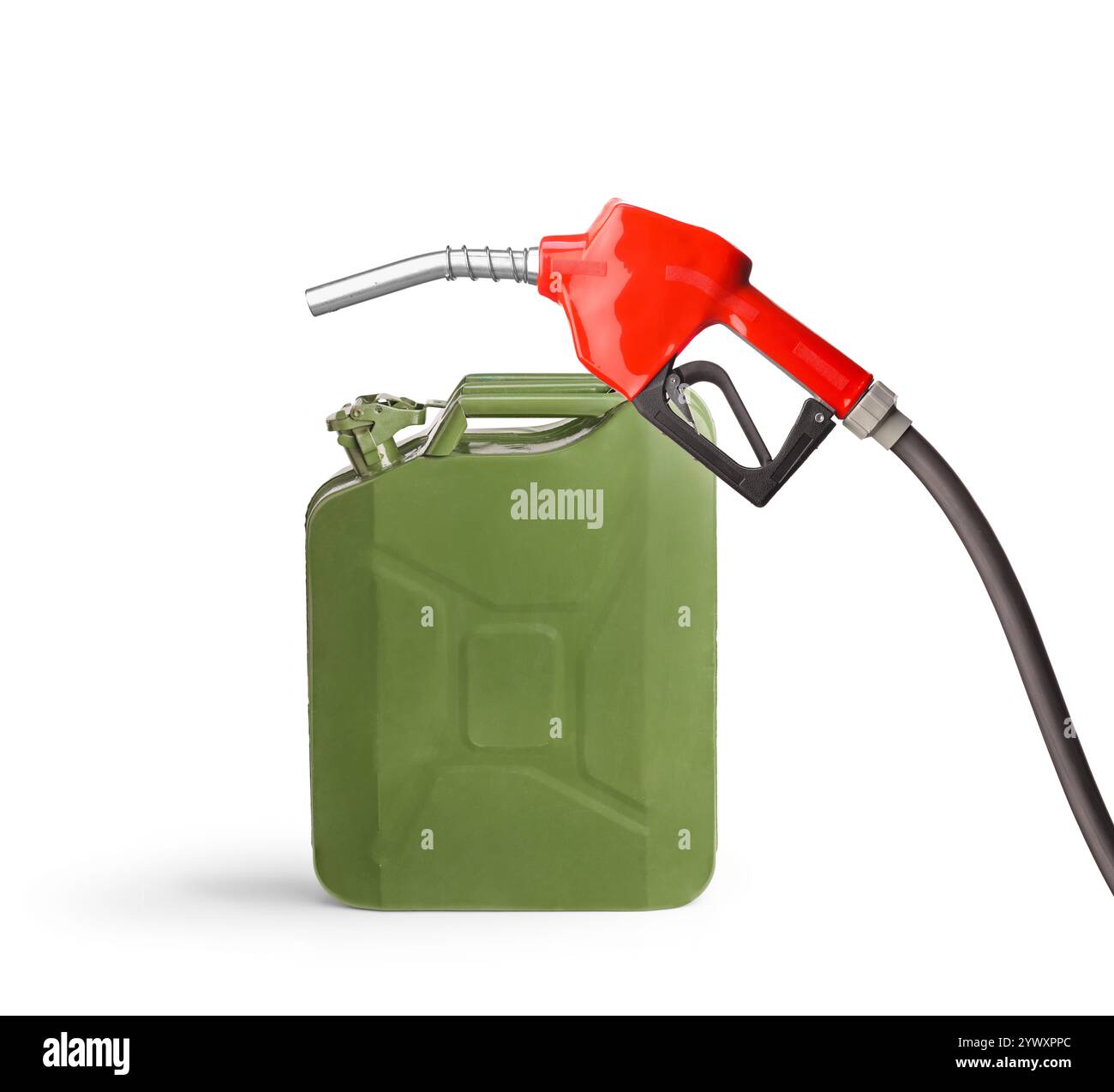 Foto studio di un tanica e di un ugello di benzina isolati su sfondo bianco Foto Stock