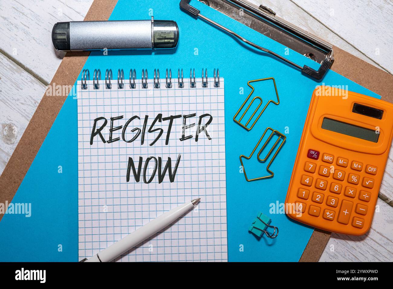 aprire il notebook con gli adesivi e un calendario per il mese. Parola sulla pagina registrati ora. Foto Stock