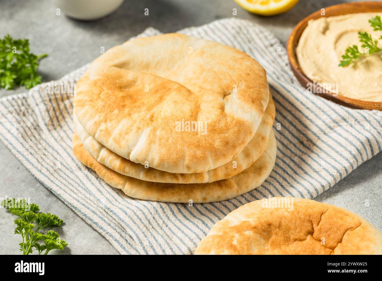 Pane Pita greco fatto in casa pronto da mangiare Foto Stock