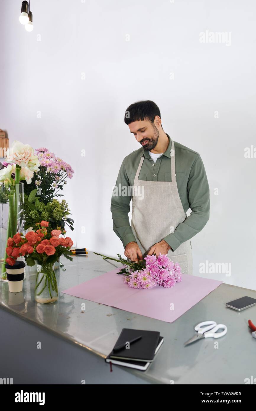 Un fiorista esperto prepara con cura fiori vivaci nel suo invitante negozio. Foto Stock