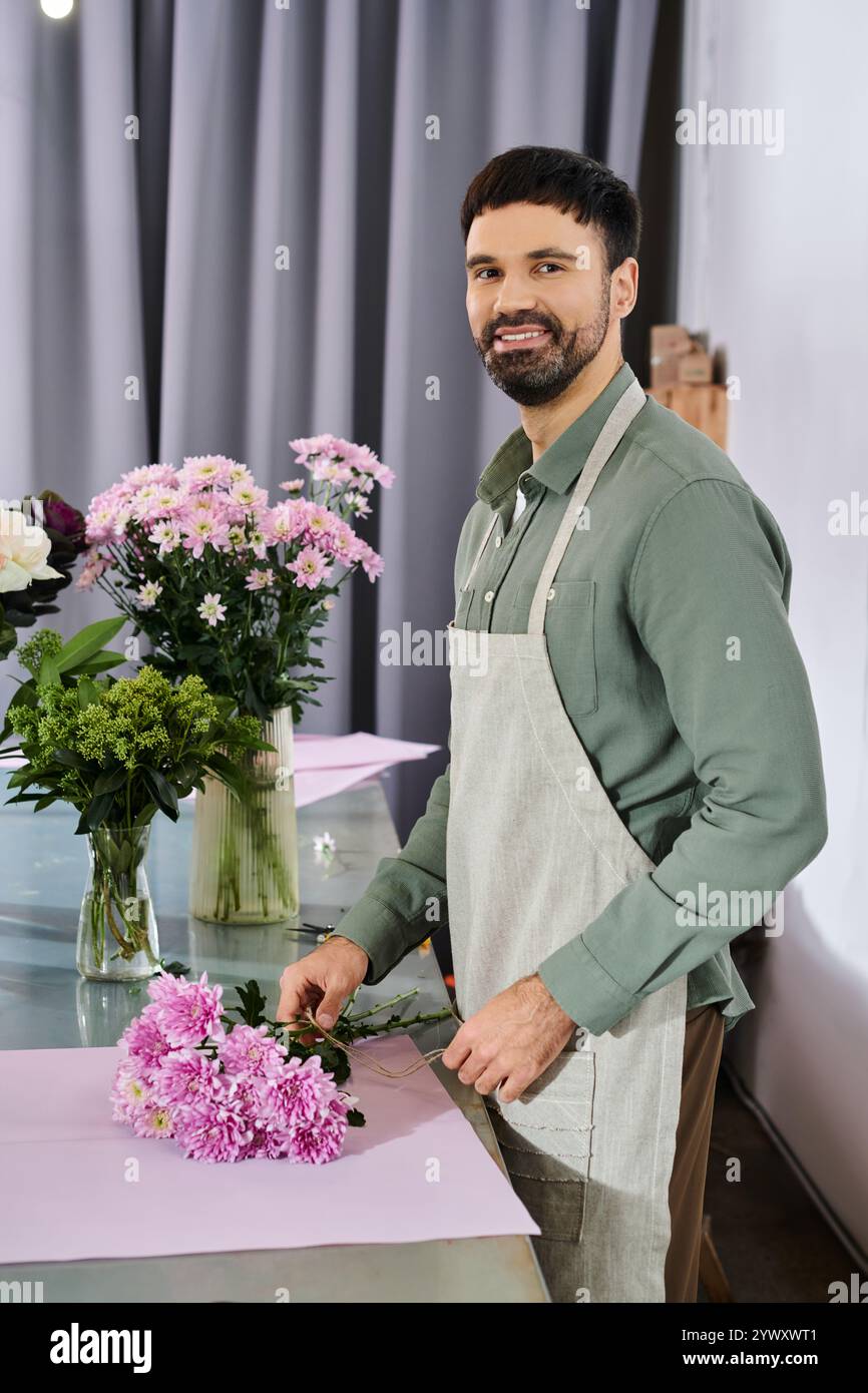 Un fiorista esperto organizza con cura fiori vivaci in un intimo negozio pieno di verde. Foto Stock
