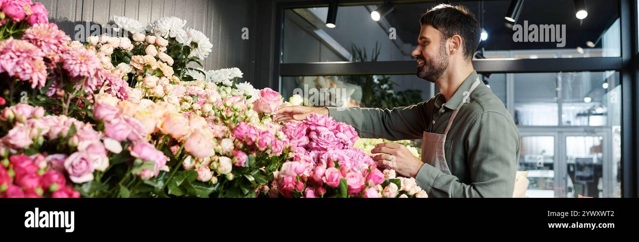 Un fiorista esperto organizza splendidi fiori nel suo colorato negozio di fiori, mostrando il suo talento, il suo banner Foto Stock