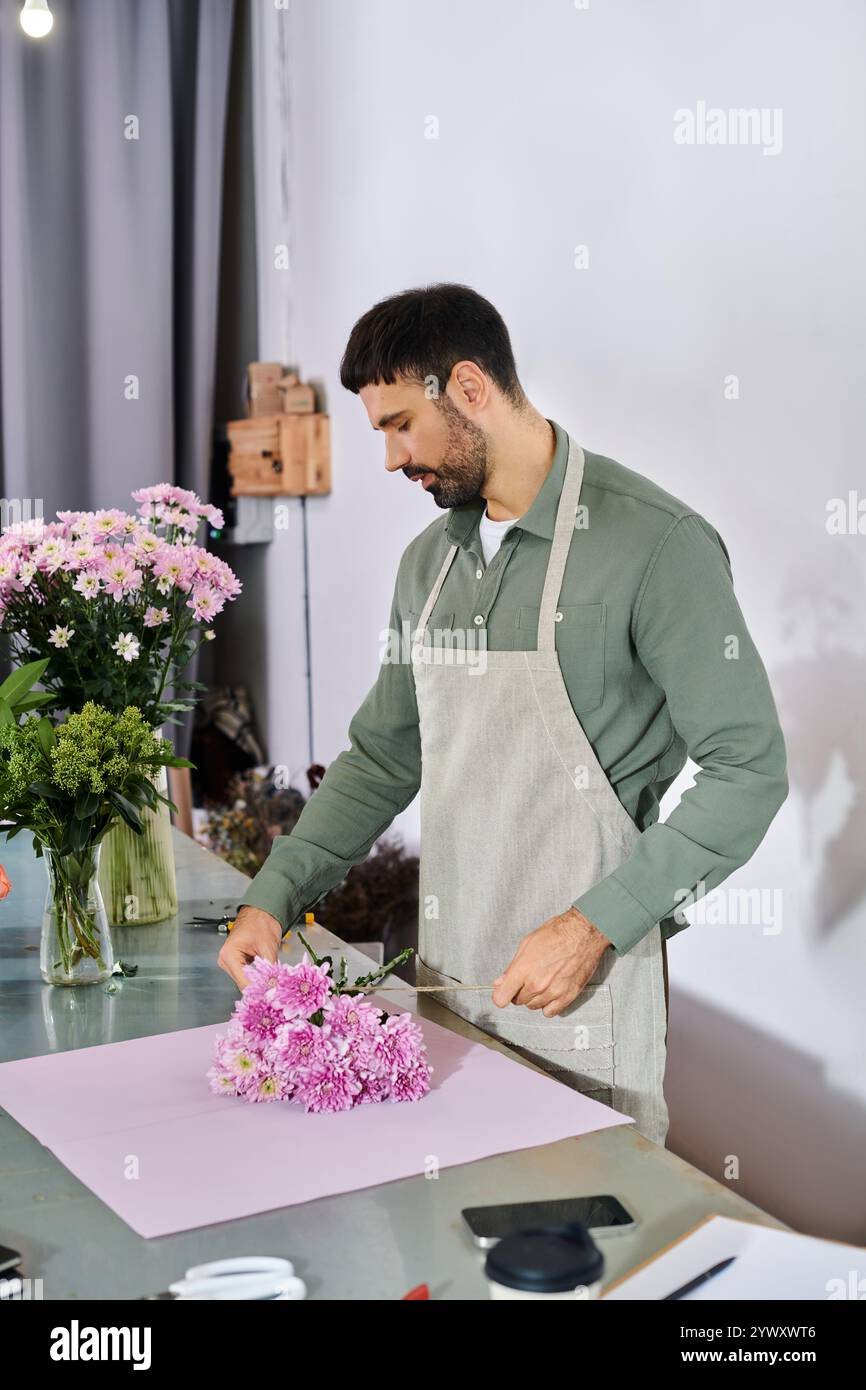 Un fiorista esperto organizza con cura vivaci fioriture nel suo accogliente negozio, mettendo in mostra la sua esperienza. Foto Stock