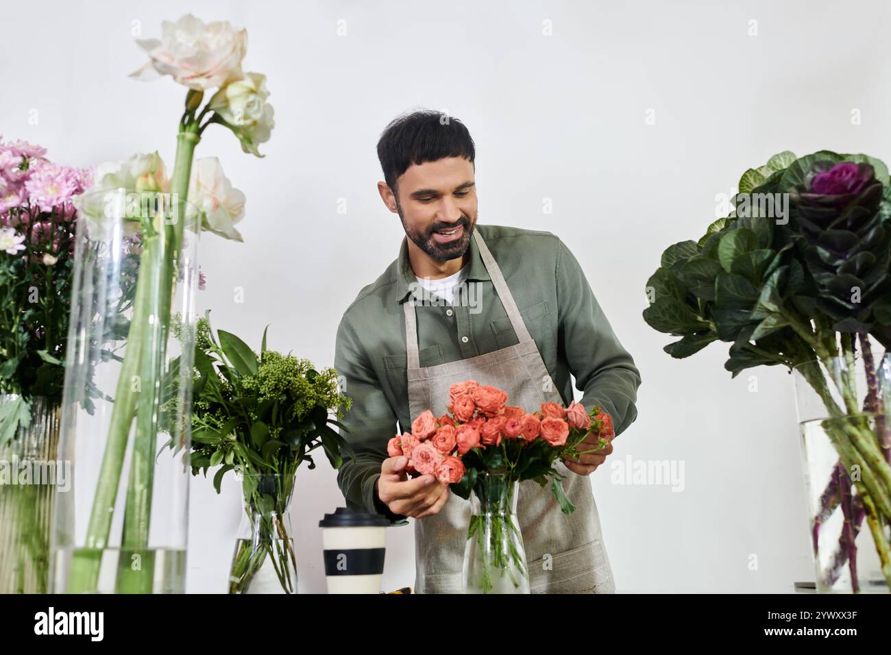 Un fiorista esperto mette in mostra il suo mestiere, creando splendide composizioni floreali con fiori freschi. Foto Stock
