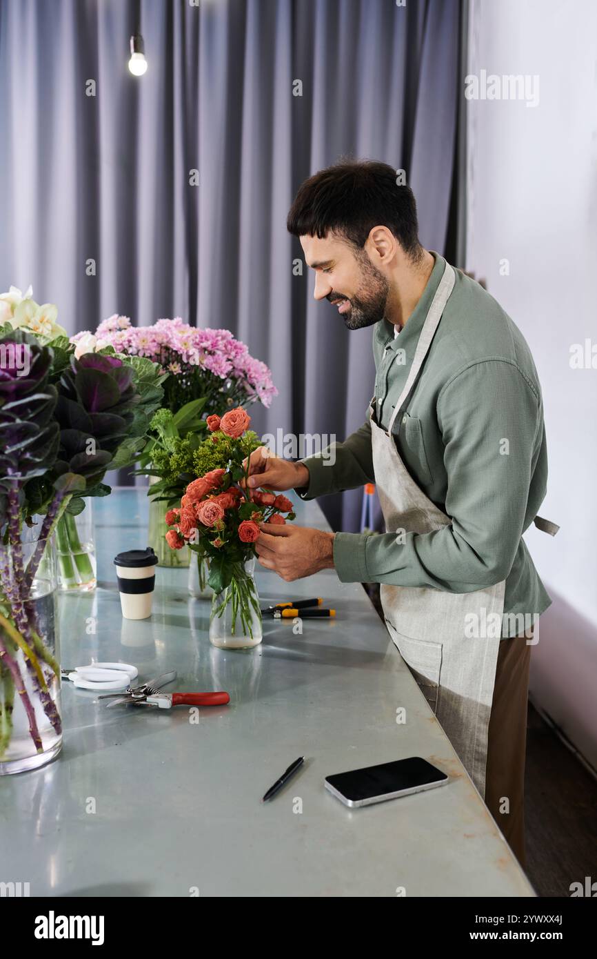 Un fiorista esperto organizza meticolosamente un bouquet in un negozio luminoso pieno di fiori. Foto Stock