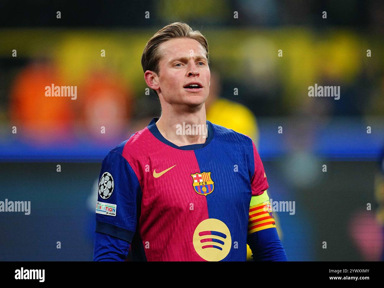 Segnale Luna Park, Dortmund, Germania. 11 dicembre 2024. Frenkie de Jong del FC Barcelona guarda durante una partita del sesto turno della Champions League, BVB Dortmund vs FC Barcelona, al Signal Luna Park di Dortmund, Germania. Ulrik Pedersen/CSM/Alamy Live News Foto Stock