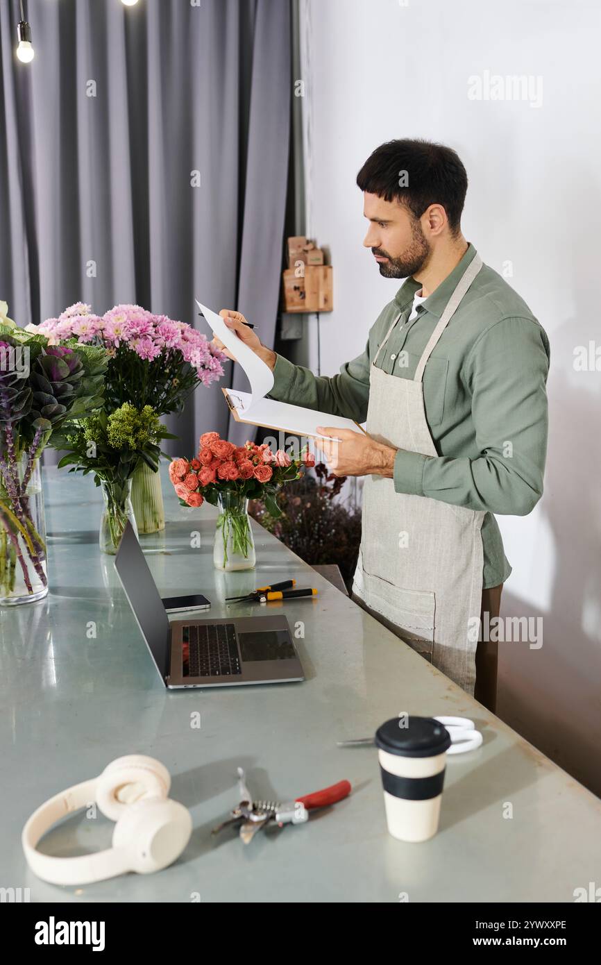 Florist esamina gli arrangiamenti mentre prepara i fiori nel suo affascinante negozio pieno di flora. Foto Stock