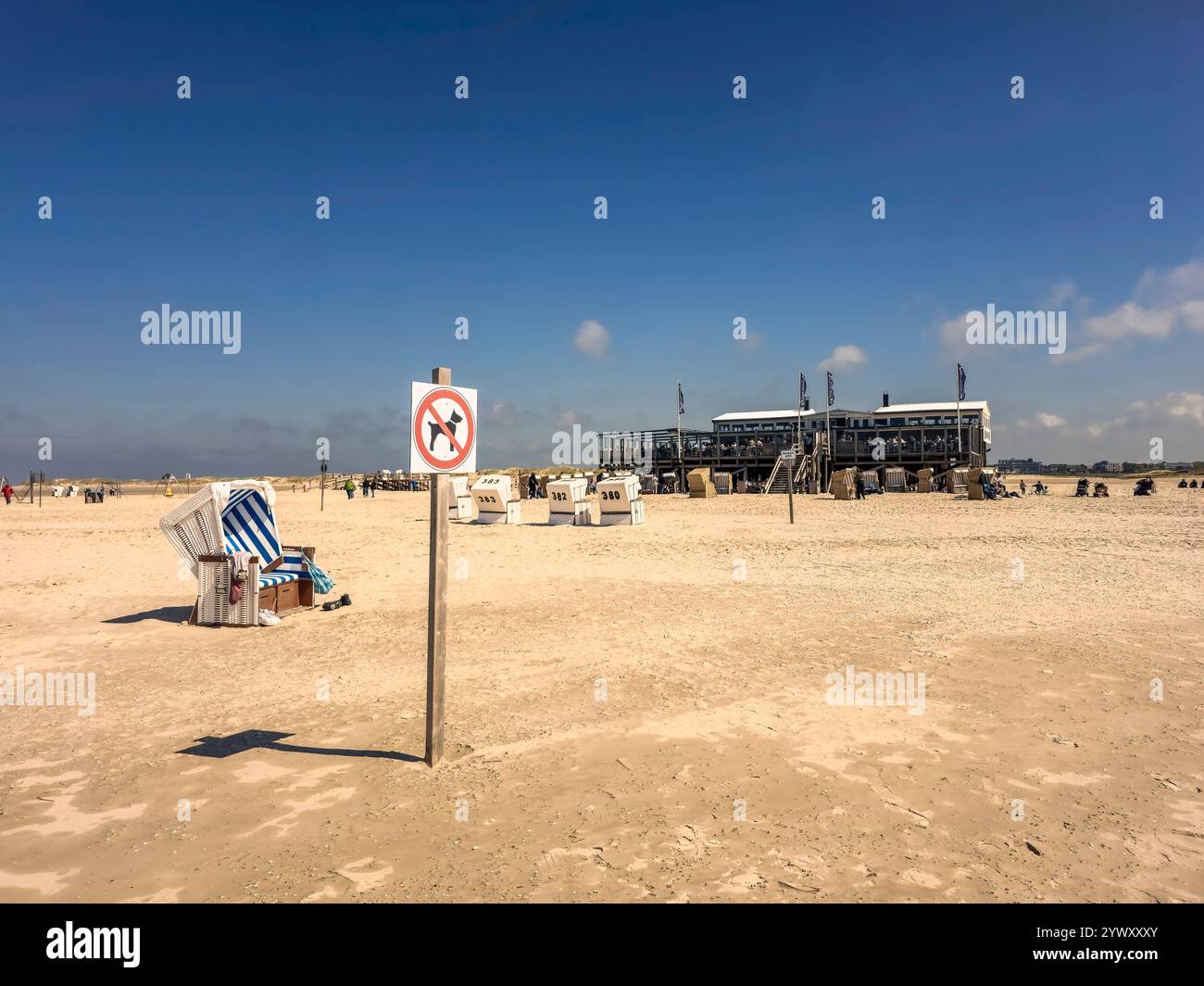 Spiaggia balneare con sdraio e palafitte a St. Peter Ording, Germania Foto Stock