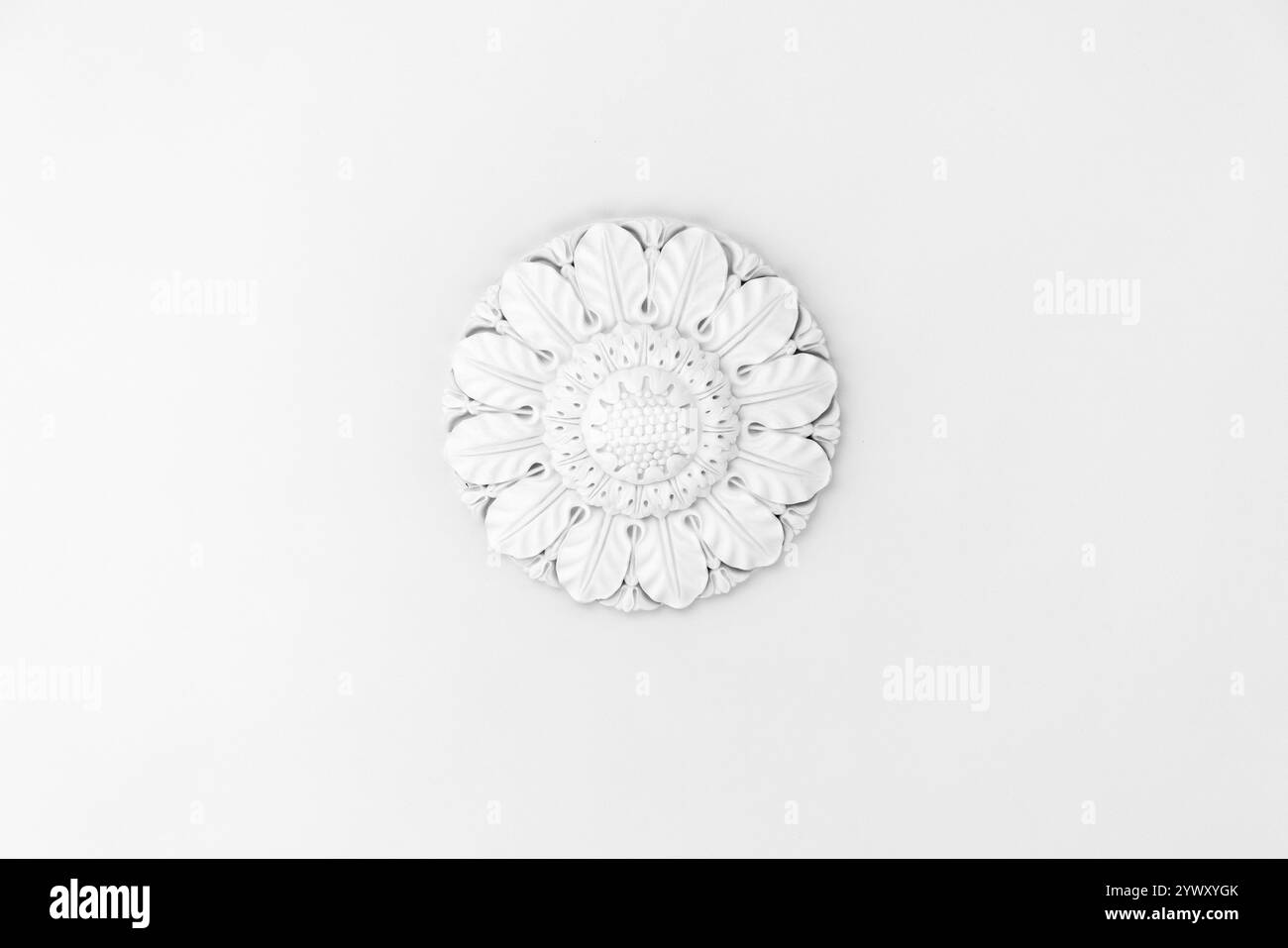 Decorazione a plafond in stucco bianco rotondo. Modanatura classica del soffitto, dettagli interni in stile vintage, sfondo astratto per foto architettoniche Foto Stock