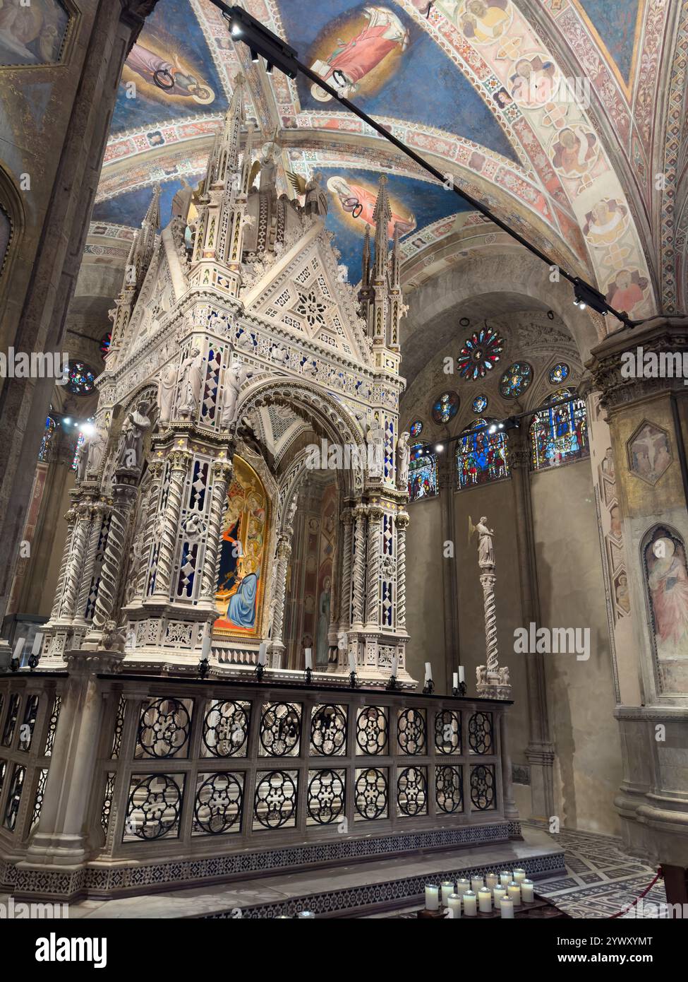 L'elaborato tabernacolo in marmo scolpito nella chiesa di Orsanmichele a Firenze, Italia. Creato tra il 1355 e il 1359 da Andrea Orcagna. Foto Stock