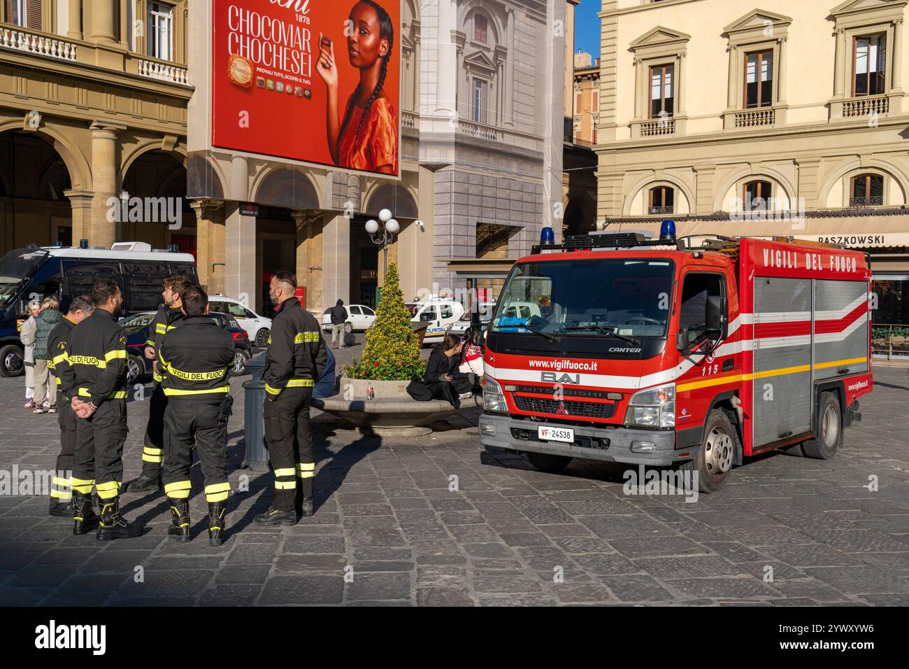 Un equipaggio di pompieri con il loro camion dei vigili del fuoco in Piazza della Repubblica a Firenze, Italia. Foto Stock