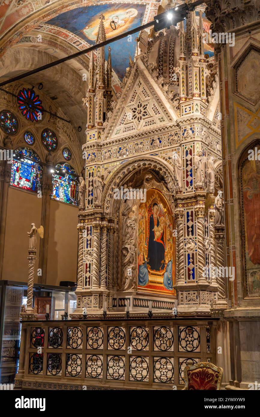 L'elaborato tabernacolo in marmo scolpito nella chiesa di Orsanmichele a Firenze, Italia. Creato tra il 1355 e il 1359 da Andrea Orcagna. Foto Stock