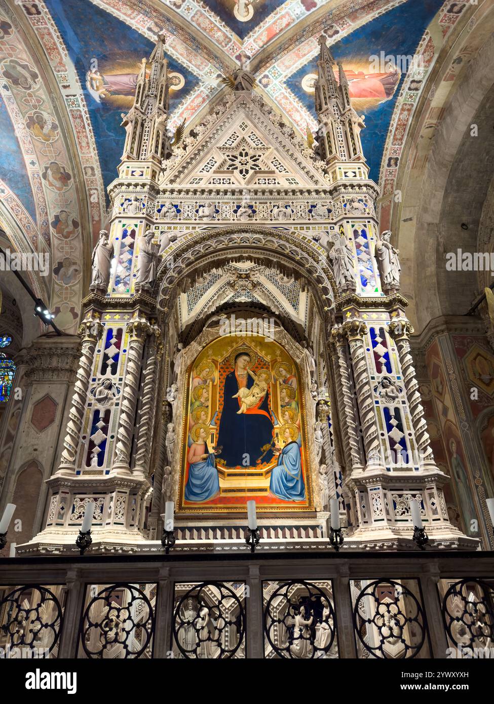 L'elaborato tabernacolo in marmo scolpito nella chiesa di Orsanmichele a Firenze, Italia. Creato tra il 1355 e il 1359 da Andrea Orcagna. Foto Stock