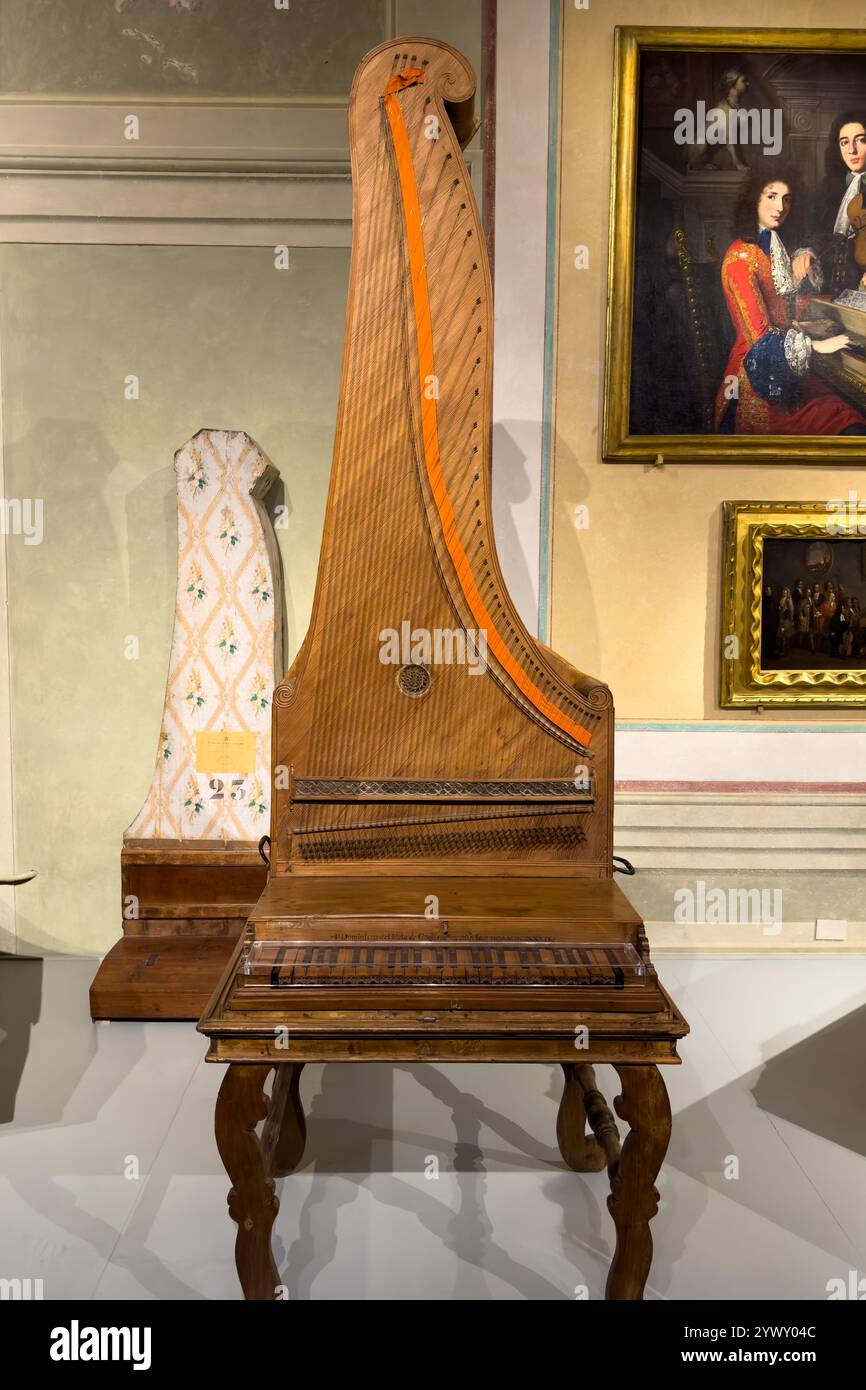 Un originale pianoforte verticale di Domenico del Mela nella Galleria dell'Accademia di Firenze. intorno al 1739. La copertura della scheda audio si trova sul muro dietro. Foto Stock
