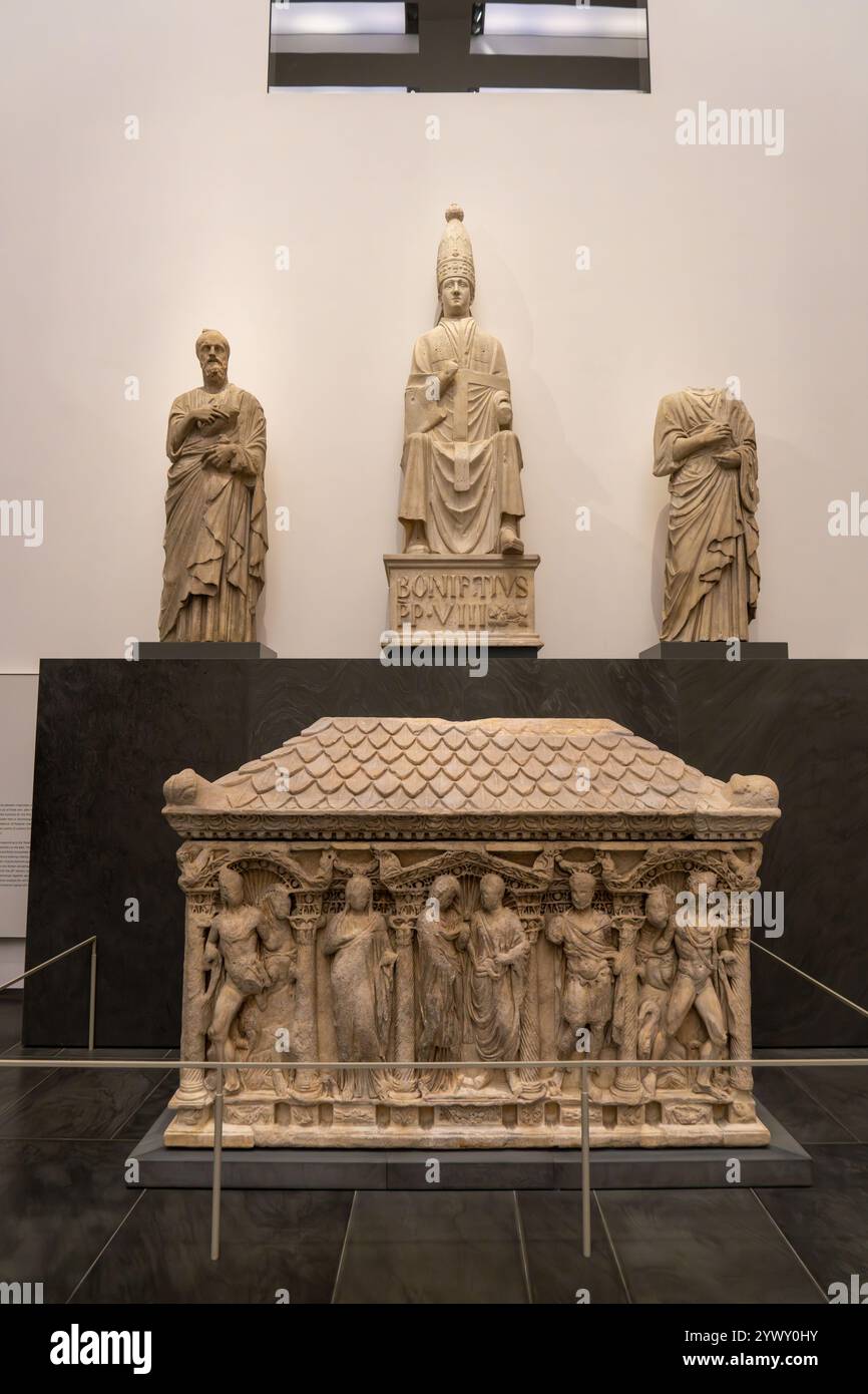 Sculture di Arnolfo di cambio e un sarofago romano nel Museo del Duomo di Firenze. L-R: Profeta, Papa Bonifacio VIII e profeta senza testa Foto Stock