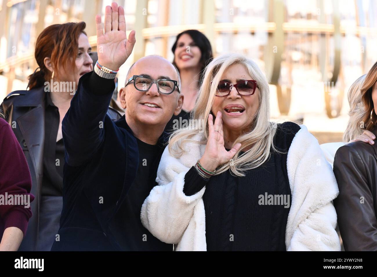 Ferzan Özpetek e Mara Venier partecipano a una chiamata fotografica per "Diamanti" a Piazza di Spagna il 12 dicembre 2024 a Roma, Italia. Foto Stock