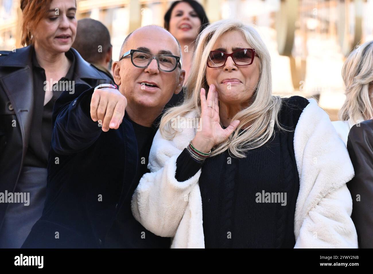 Ferzan Özpetek e Mara Venier partecipano a una chiamata fotografica per "Diamanti" a Piazza di Spagna il 12 dicembre 2024 a Roma, Italia. Foto Stock