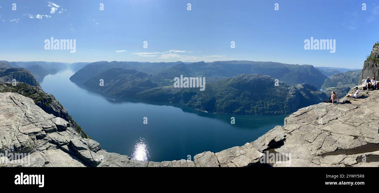 Splendida vista dal Preikestolen sul fiordo al sole. Foto Stock