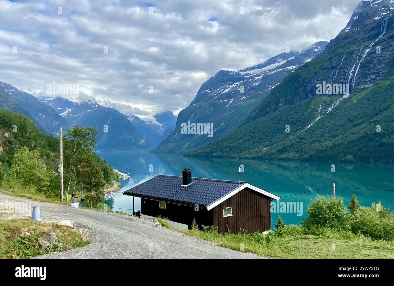 Splendida vista su un lago montano limpido in Norvegia Foto Stock